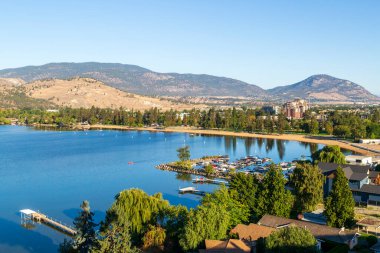Penticton, British Columbia, Kanada 'daki Okanagan Vadisi' ndeki Skaha Gölü manzarası.