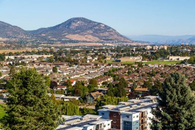 Penticton, British Columbia, Kanada 'daki Okanagan Vadisi' ndeki Skaha Gölü manzarası.
