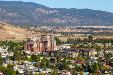 Penticton, British Columbia, Kanada 'daki Okanagan Vadisi' ndeki Skaha Gölü manzarası.