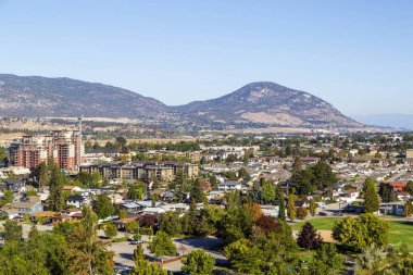 Penticton, British Columbia, Kanada 'daki Okanagan Vadisi' ndeki Skaha Gölü manzarası.