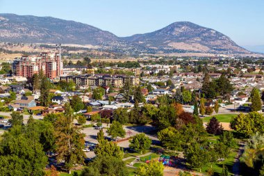 Penticton, British Columbia, Kanada 'daki Okanagan Vadisi' ndeki Skaha Gölü manzarası.
