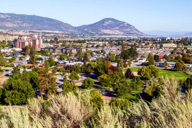 Penticton, British Columbia, Kanada 'daki Okanagan Vadisi' ndeki Skaha Gölü manzarası.