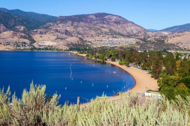 Penticton, British Columbia, Kanada 'daki Okanagan Vadisi' ndeki Skaha Gölü manzarası.