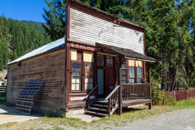 Coalmont, British Columbia, Kanada - 28 Ağustos 2021: Coalmont, British Columbia, Kanada 'daki eski binalar. Coalmont Princeton yakınlarında küçük bir maden kasabasıdır ve 1912 yılında kurulmuştur..