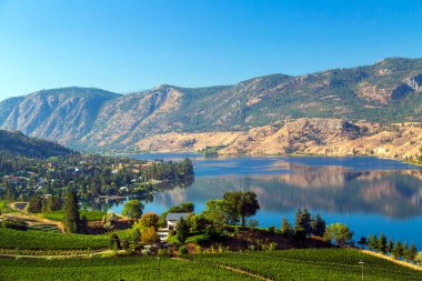 Okanagan Şelalesi ve Penticton arasındaki Heritage Hills 'ten Skaha Gölü manzarası, British Columbia, Kanada.