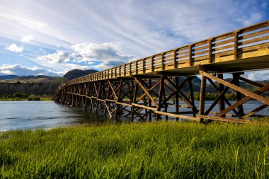 Kamloops yakınlarındaki Pritchard Köprüsü, Kanada 'nın başkenti Pritchard' da bulunan Güney Thompson Nehri üzerinde bulunan tahta bir köprü.. 