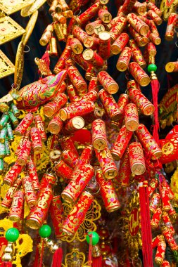 Ho Chi Minh City, Vietnam - 9 Ocak 2016: Cholon, Ho Chi Minh City, Vietnam 'da açık kırmızı Çin Yeni Yıl dekorasyonları Tet kutlamaları için şenlikli bir ortam yaratıyor.