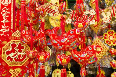 Ho Chi Minh City, Vietnam - 9 Ocak 2016: Cholon, Ho Chi Minh City, Vietnam 'da açık kırmızı Çin Yeni Yıl dekorasyonları Tet kutlamaları için şenlikli bir ortam yaratıyor.