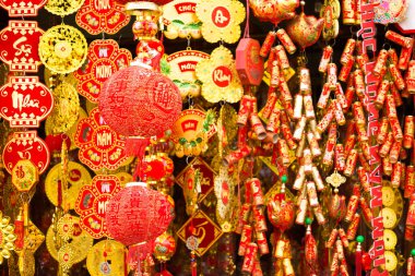 Ho Chi Minh Şehri, Vietnam - 16 Ocak 2016: Cholon, Ho Chi Minh City, Vietnam 'da açık kırmızı Çin Yeni Yıl dekorasyonları Tet kutlamaları için şenlikli bir ortam yaratıyor.