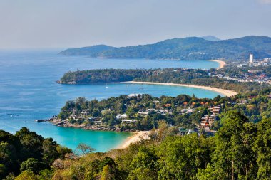 Kata Noi, Kata ve Karon plajlarının Phuket, Tayland 'da nefes kesici manzaraları var..