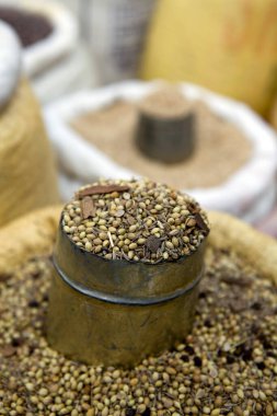 Nepal 'deki bir pazarda çuval bezlerinde kişniş tohumlarının sergilenmesi, bölgenin baharat ticareti ve mutfak geleneklerini ön plana çıkarıyor.