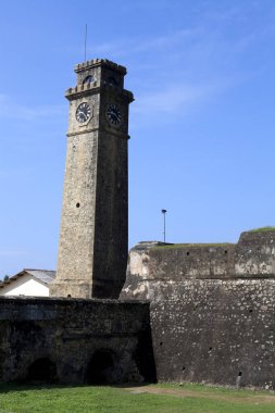 Galle Saat Kulesi, Galle Fort 'taki Ay Kalesi' nde açık bir gökyüzü altında koloni mimarisi sergilenen çarpıcı bir dönüm noktasıdır..