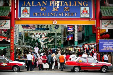Kuala Lumpur, Malezya - 29 Ocak 2008: Hem taklit ürünleri hem de kültürel çeşitliliğiyle tanınan Petaling Street Market Girişi.