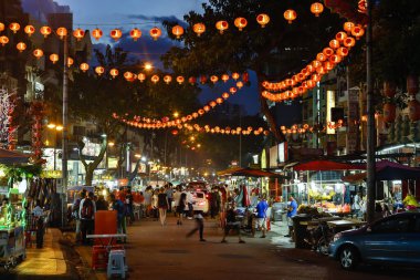2 Ocak 2015 - Kuala Lumpur, Malezya: Bukit Bintang 'daki Jalan Alor yemek sokağı sokak yemekleri, açık hava tabloları, tezgahları ve restoranları olan bir Jalan Alor Food Street..