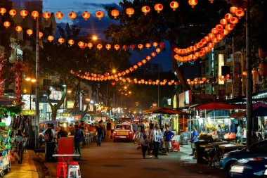 2 Ocak 2015 - Kuala Lumpur, Malezya: Bukit Bintang 'daki Jalan Alor yemek sokağı sokak yemekleri, açık hava tabloları, tezgahları ve restoranları olan bir Jalan Alor Food Street..