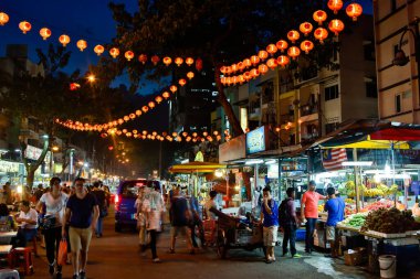 2 Ocak 2015 - Kuala Lumpur, Malezya: Bukit Bintang 'daki Jalan Alor yemek sokağı sokak yemekleri, açık hava tabloları, tezgahları ve restoranları olan bir Jalan Alor Food Street..