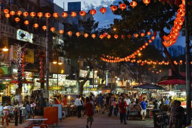 2 Ocak 2015 - Kuala Lumpur, Malezya: Bukit Bintang 'daki Jalan Alor yemek sokağı sokak yemekleri, açık hava tabloları, tezgahları ve restoranları olan bir Jalan Alor Food Street..