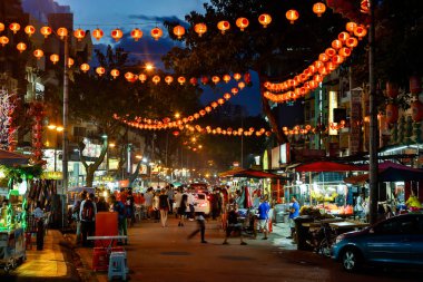 2 Ocak 2015 - Kuala Lumpur, Malezya: Bukit Bintang 'daki Jalan Alor yemek sokağı sokak yemekleri, açık hava tabloları, tezgahları ve restoranları olan bir Jalan Alor Food Street..