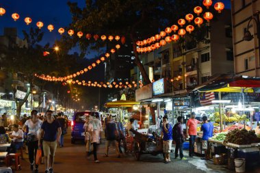 2 Ocak 2015 - Kuala Lumpur, Malezya: Bukit Bintang 'daki Jalan Alor yemek sokağı sokak yemekleri, açık hava tabloları, tezgahları ve restoranları olan bir Jalan Alor Food Street..