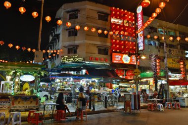 1 Ocak 2015 - Kuala Lumpur, Malezya: Bukit Bintang 'daki Jalan Alor yemek sokağı sokak yemekleri, açık hava tabloları, tezgahları ve restoranları olan bir Jalan Alor Food Street..