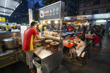 Kuala Lumpur, Malezya - 28 Ocak 2017: Bukit Bintang 'daki Jalan Alor yemek sokağı sokak yemekleri, açık hava masaları, tezgahları ve restoranları olan bir Jalan Alor Food Street..