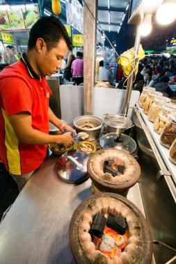 Kuala Lumpur, Malezya - 28 Ocak 2017: Bukit Bintang 'daki Jalan Alor yemek sokağı sokak yemekleri, açık hava masaları, tezgahları ve restoranları olan bir Jalan Alor Food Street..