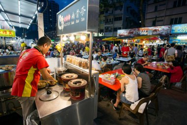 Kuala Lumpur, Malezya - 28 Ocak 2017: Bukit Bintang 'daki Jalan Alor yemek sokağı sokak yemekleri, açık hava masaları, tezgahları ve restoranları olan bir Jalan Alor Food Street..