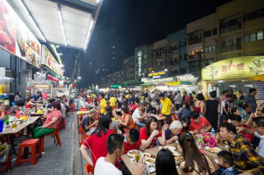 Kuala Lumpur, Malezya - 28 Ocak 2017: Bukit Bintang 'daki Jalan Alor yemek sokağı sokak yemekleri, açık hava masaları, tezgahları ve restoranları olan bir Jalan Alor Food Street..