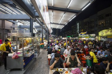 Kuala Lumpur, Malezya - 28 Ocak 2017: Bukit Bintang 'daki Jalan Alor yemek sokağı sokak yemekleri, açık hava masaları, tezgahları ve restoranları olan bir Jalan Alor Food Street..