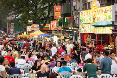 Kuala Lumpur, Malezya - 28 Ocak 2017: Bukit Bintang 'daki Jalan Alor yemek sokağı sokak yemekleri, açık hava masaları, tezgahları ve restoranları olan bir Jalan Alor Food Street..