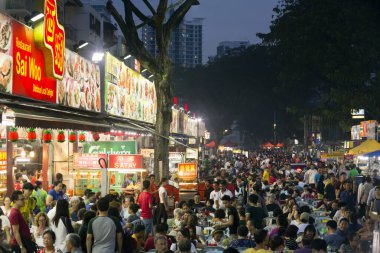 Kuala Lumpur, Malezya - 28 Ocak 2017: Bukit Bintang 'daki Jalan Alor yemek sokağı sokak yemekleri, açık hava masaları, tezgahları ve restoranları olan bir Jalan Alor Food Street..