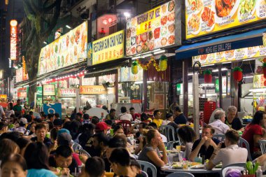 Kuala Lumpur, Malezya - 28 Ocak 2017: Bukit Bintang 'daki Jalan Alor yemek sokağı sokak yemekleri, açık hava masaları, tezgahları ve restoranları olan bir Jalan Alor Food Street..