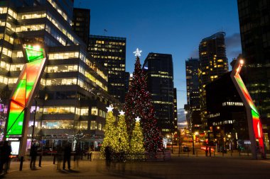 Vancouver, Kanada - 13 Aralık 2014: Vancouver, British Columbia, Kanada şehir merkezindeki Jack Poole Plaza 'da aydınlatılmış Noel ağacı.