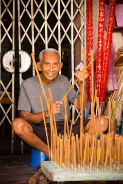 Penang, Malezya - 5 Ocak 2016: Geleneksel el yapımı joss çubuğu üreticisi Lee Beng Chuan Georgetown, Penang, Malezya 'daki atölyesinde sandal ağacı joss çubukları yapıyor.