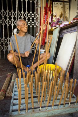 Penang, Malezya - 5 Ocak 2016: Geleneksel el yapımı joss çubuğu üreticisi Lee Beng Chuan Georgetown, Penang, Malezya 'daki atölyesinde sandal ağacı joss çubukları yapıyor.
