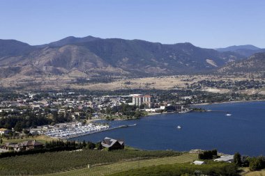 İngiliz Kolombiyası 'ndaki Okanagan Vadisi' ndeki Munson Dağı 'ndan Penticton ve Okanagan Gölü manzarası..