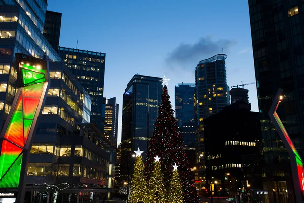 Vancouver, Kanada - 13 Aralık 2014: Vancouver, British Columbia, Kanada şehir merkezindeki Jack Poole Plaza 'da aydınlatılmış Noel ağacı.