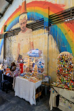 Penang, Malezya - 9 Ocak 2026: Hin Otobüs Deposu hafta sonu pazarı, eski bir otobüs durağı şimdi kapalı ve açık hava sanat sergileri için bir set, artı Georgetown, Penang 'da bir kafeterya hafta sonu pazarı.