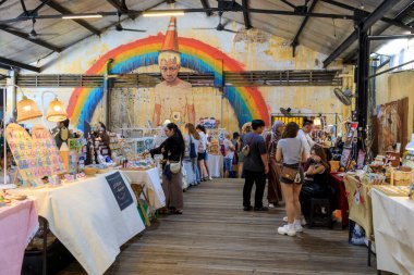 Penang, Malezya - 9 Ocak 2026: Hin Otobüs Deposu hafta sonu pazarı, eski bir otobüs durağı şimdi kapalı ve açık hava sanat sergileri için bir set, artı Georgetown, Penang 'da bir kafeterya hafta sonu pazarı.