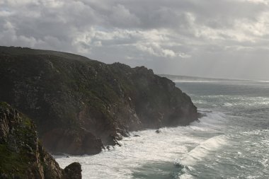 Kara denizin buluştuğu bir yer. Yüksek kayalıklarla. Büyük dalgalar ve fırtınalı rüzgarlar. Cabo da Roca - yağmurlu bir gün.