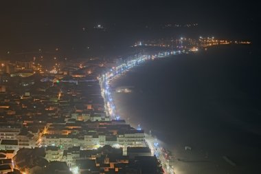 Akşam Nazare şehir görünümünü. (Nazare, Portekiz).