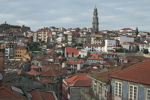Casas antiguas con azulejos rojos. El barrio más famoso de la ciudad de Porto-Ribeira — Foto de Stock