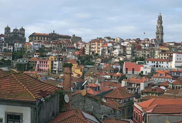 Casas antiguas con azulejos rojos. El barrio más famoso de la ciudad de Porto- Ribeira . — Foto de Stock