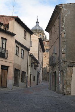 Katedrale açar eski dar sokak kesişimi. Salamanca. İspanya.