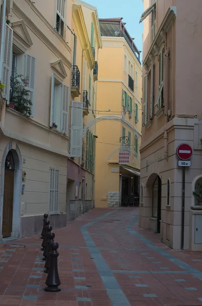 Öde gatorna i den gamla stadsdelen i Monaco. Julhelgen i full gång — Stockfoto