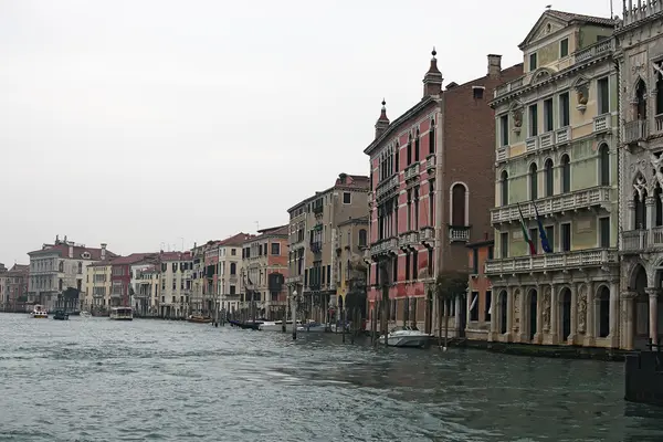 Journée nuageuse à Venise. Inhabituellement petit nombre de bateaux pour cette heure de la journée sur le Grand Canal. Venise. Italie — Photo