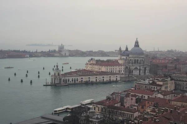 VENISE, ITALIE. 05 JANVIER 2016 - Journée nuageuse à Venise. Pluie légère bruyante. Vue sur la cathédrale Santa Maria della Salute depuis le clocher de la cathédrale Saint-Marc. La ville enveloppant progressivement le brouillard — Photo