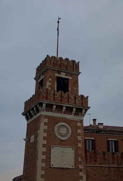 VENICE, ITÁLIA. JANEIRO 05, 2016 - Dia nublado em Veneza. Chuva forte e leve. Arsenal veneziano é um dos símbolos da cidade. Numa das torres do relógio de sol — Fotografia de Stock