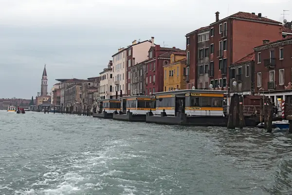 VENISE, ITALIE. 05 JANVIER 2016 - Journée nuageuse à Venise. Venise paysage avec les effluents du bus aquatique (Vaporetto) arrêt . — Photo