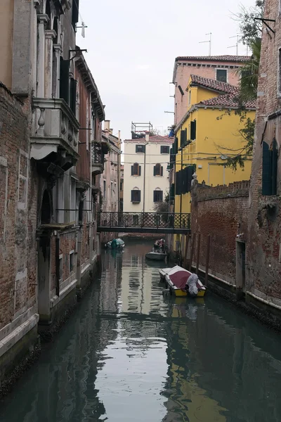 Jour de pluie. Canal étroit à Venise — Photo